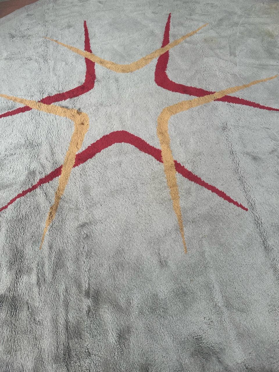 Wunderschöner französischer Teppich aus der Mitte des Jahrhunderts mit Art Deco und modernem Design und schönen Farben mit grauem Feld und rotem und orangefarbenem Muster, komplett handgeknüpft mit Wolle auf Baumwollbasis.

✨✨✨
