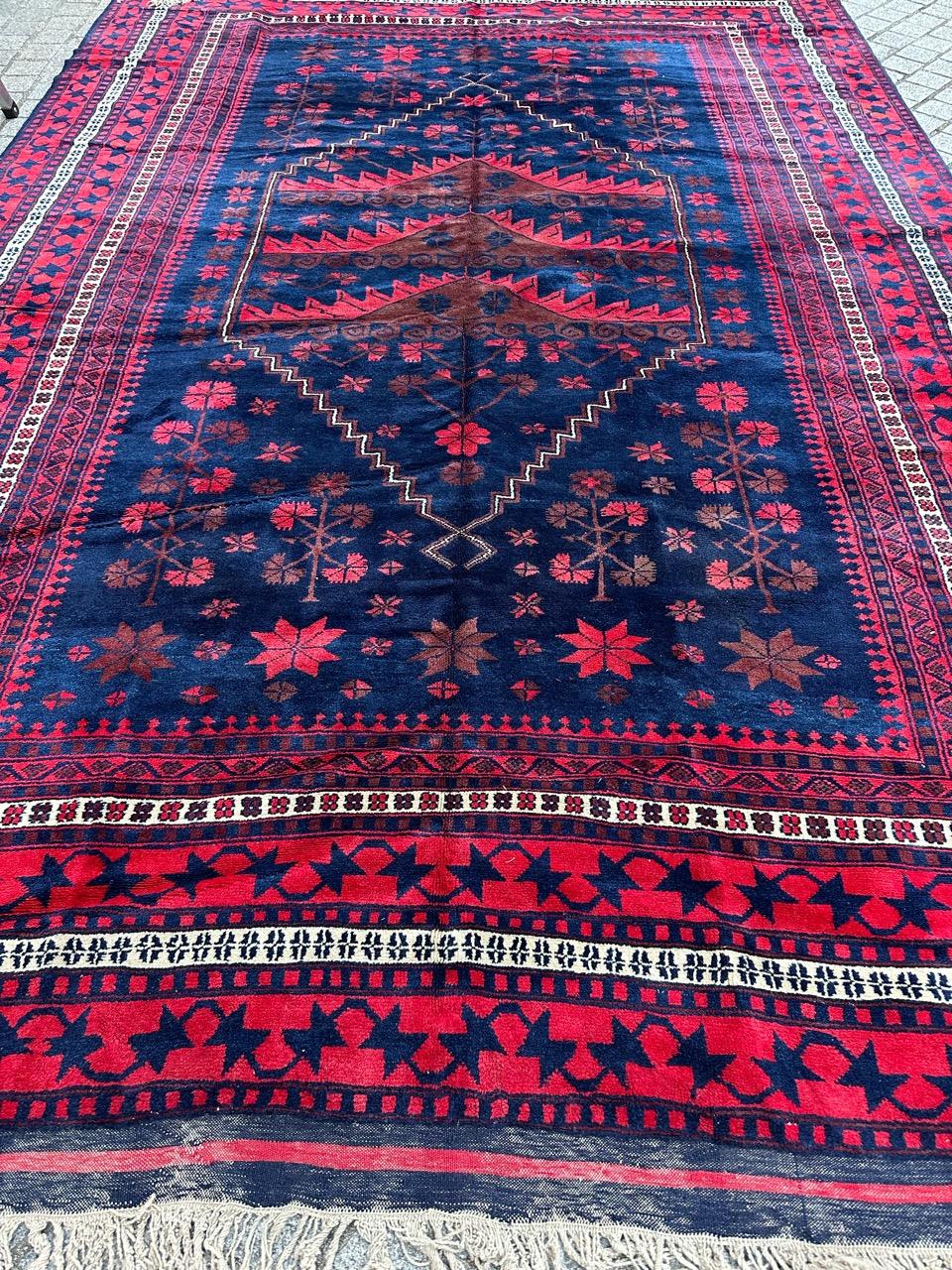 Oushak Bobyrug’s nice large vintage Turkish rug For Sale
