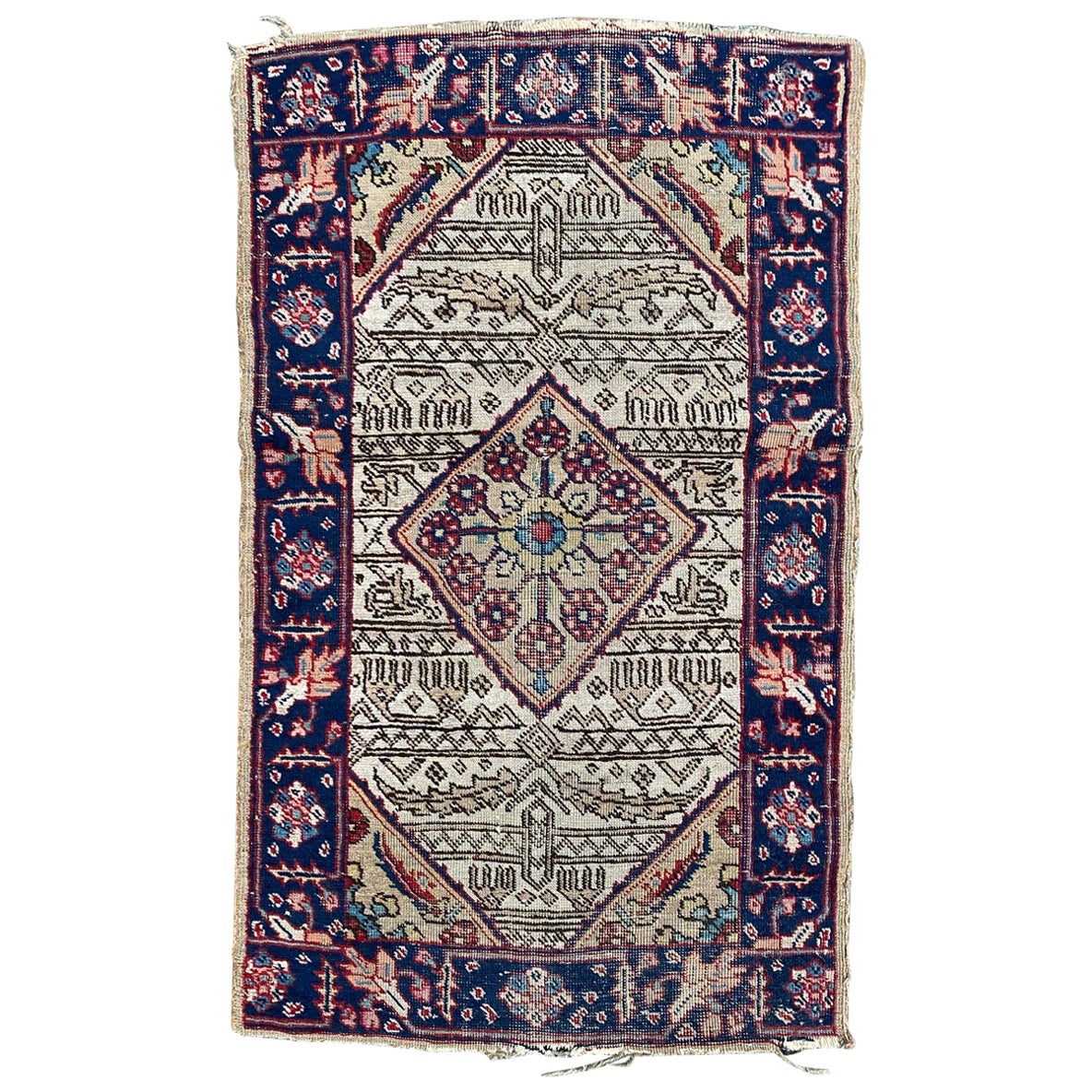 Le joli petit tapis Tabriz ancien de Bobyrug