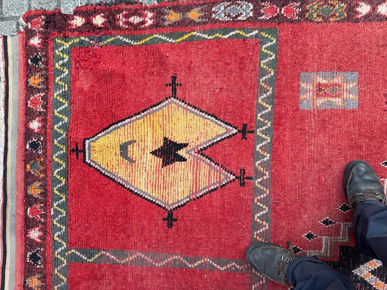 Bobyrug's schöner langer marokkanischer Stammesteppich im Angebot 2