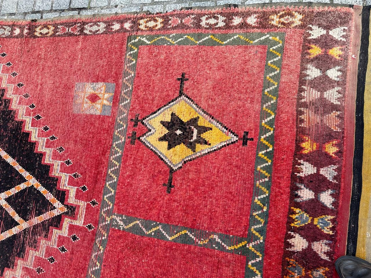 Bobyrug's schöner langer marokkanischer Stammesteppich (Stammeskunst) im Angebot