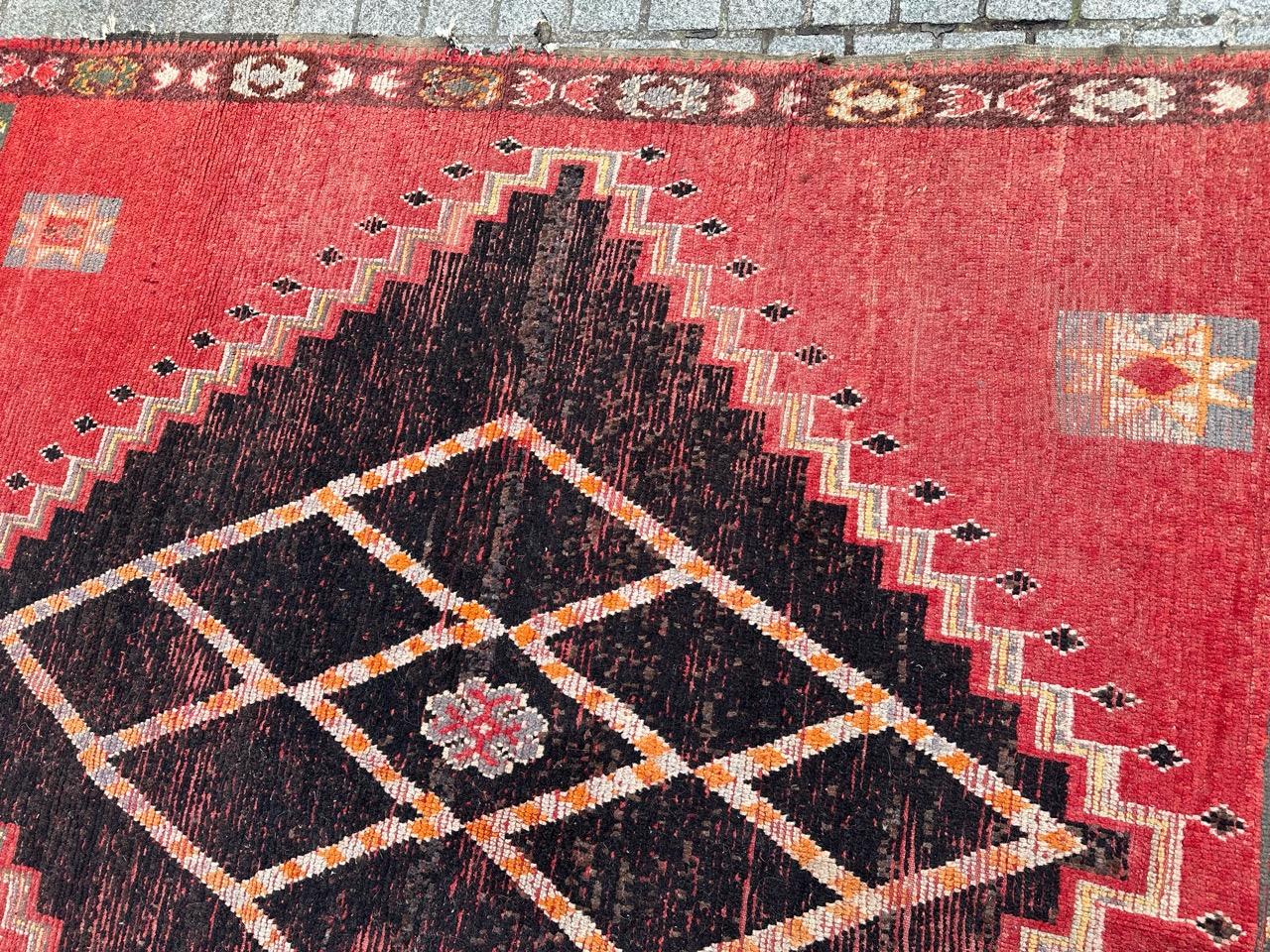 Bobyrug's schöner langer marokkanischer Stammesteppich (20. Jahrhundert) im Angebot
