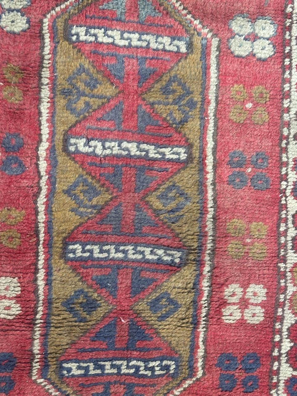 Schöner türkischer Teppich aus der Mitte des Jahrhunderts mit schönem geometrischen und Stammes-Muster und schönen Farben, mit rot, grün und blau, komplett handgeknüpft mit Wolle auf Wollbasis 

✨✨✨
