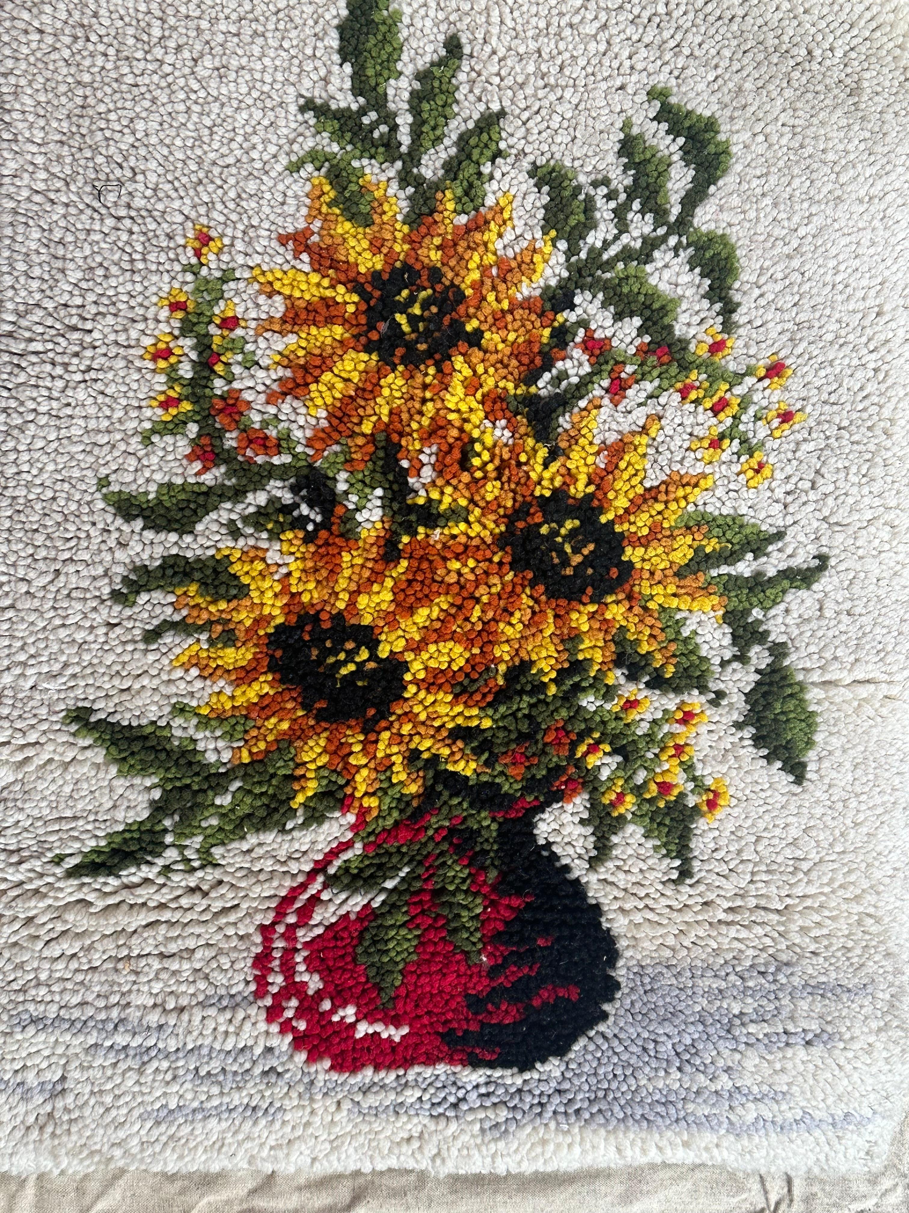 Joli tapis ou tapisserie vintage de Cogolin, avec un beau dessin d'un pot de fleurs avec de belles fleurs et de belles couleurs, entièrement noué à la main avec de la laine sur une base de coton.

✨✨✨
