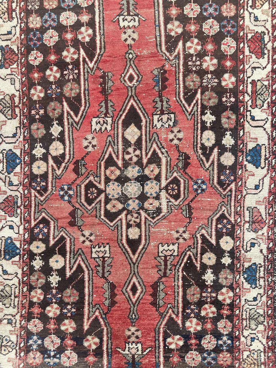 Schöner Mazlaghan-Teppich aus der Mitte des Jahrhunderts mit schönem geometrischem und Tribal-Muster und schönen Farben mit rotem Feld, dunkelbraun, weiß, blau und grün, komplett handgeknüpft mit Wolle auf Baumwollbasis. Abnutzungserscheinungen