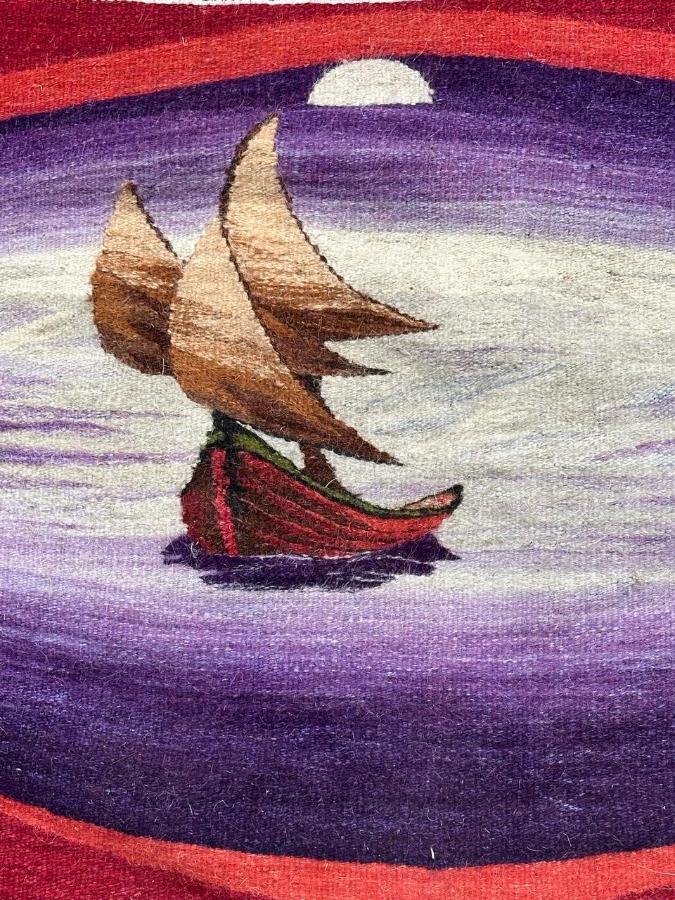 Très belle petite tapisserie moderne probablement européenne (artiste inconnu) avec un joli dessin représentant un bateau dans l'océan, avec la lune au-dessus,  aux belles couleurs, avec du violet, du marron, du beige, du rouge et du blanc,