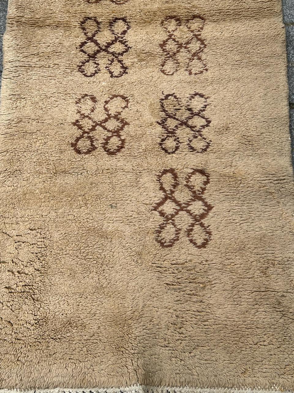 Nice art déco design Moroccan rug with beautiful simple design and nice colours with a light yellow field and brown in design, entirely hand knotted with wool on cotton foundation.

✨✨✨
