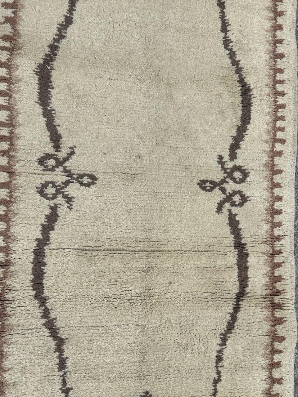Joli tapis marocain du milieu du 20e siècle avec un design des tapis art déco français et de belles couleurs avec un fond blanc et un at design marron. Entièrement noué à la main avec de la laine sur une base de coton 

✨✨✨

