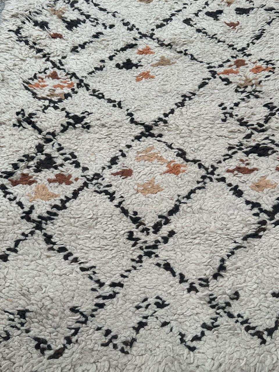 piccolo e grazioso mid century  Tappeto tribale marocchino Beni Ouarain in vendita 2