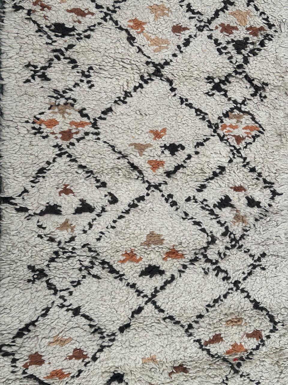 Nice mid century tribal Beni Ouarain Moroccan rug with a geometrical design and with field, orange, beige, brown and black colours, entirely hand knotted with wool on cotton foundation 

✨✨✨
