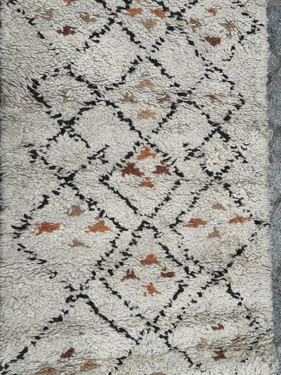 Schöne Mitte des Jahrhunderts Stammes Beni Ouarain marokkanischen Teppich mit einem geometrischen Design und mit Feld, orange, beige, braun und schwarz Farben, ganz handgeknüpft mit Wolle auf Baumwollbasis 

✨✨✨
