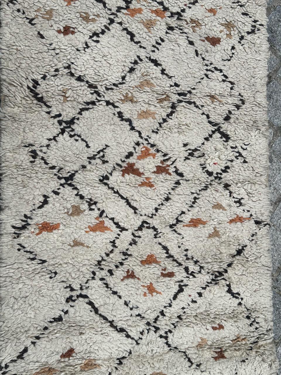 Bonita alfombra tribal marroquí Beni Ouarain de mediados de siglo con un diseño geométrico y con colores campo, naranja, beige, marrón y negro, anudada totalmente a mano con lana sobre base de algodón. 

✨✨✨
