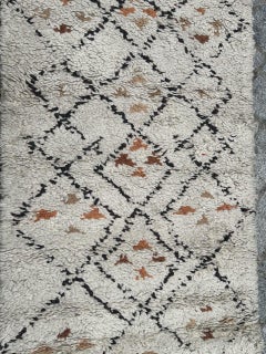 belle petite maison du milieu du siècle Tapis marocain tribal Beni Ouarain