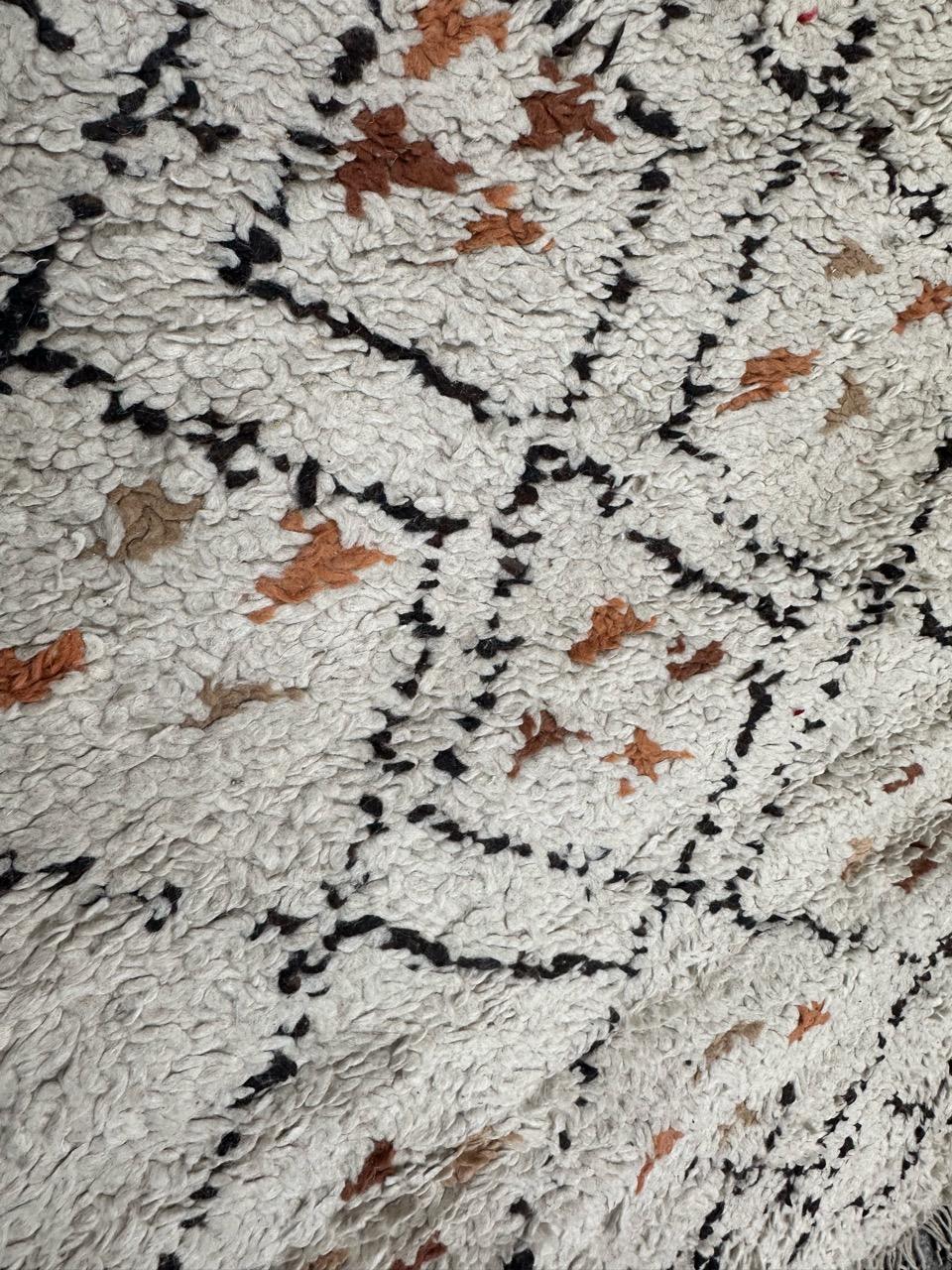 bonito mid century pequeño  Alfombra tribal marroquí Beni Ouarain siglo XX en venta