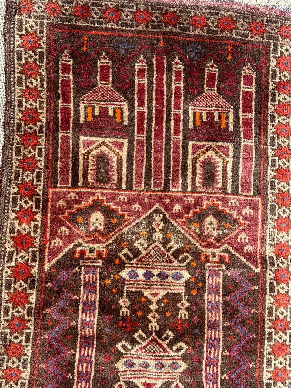 Joli tapis vintage turkmène Baluch avec de jolis motifs picturaux et géométriques représentant des bâtiments et des colonnes, et de jolies couleurs, entièrement noué à la main avec de la laine sur un support en laine. 

✨✨✨
