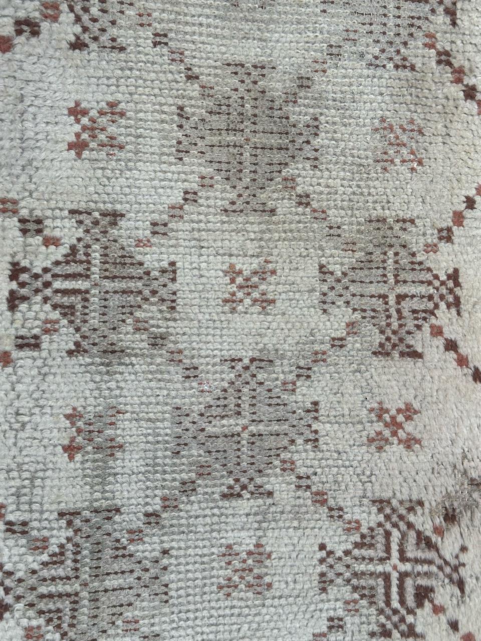 Schöne Mitte des Jahrhunderts Stammes Beni Ouarain marokkanischen Teppich mit einem geometrischen Design und mit und braunen Farben, einheitliche trägt, vollständig von Hand geknüpft mit Wolle auf Baumwollbasis 

✨✨✨
