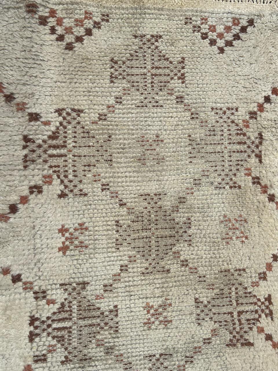  Schöner kleiner marokkanischer Stammes-Teppich im Used-Look  im Zustand „Relativ gut“ im Angebot in Saint Ouen, FR
