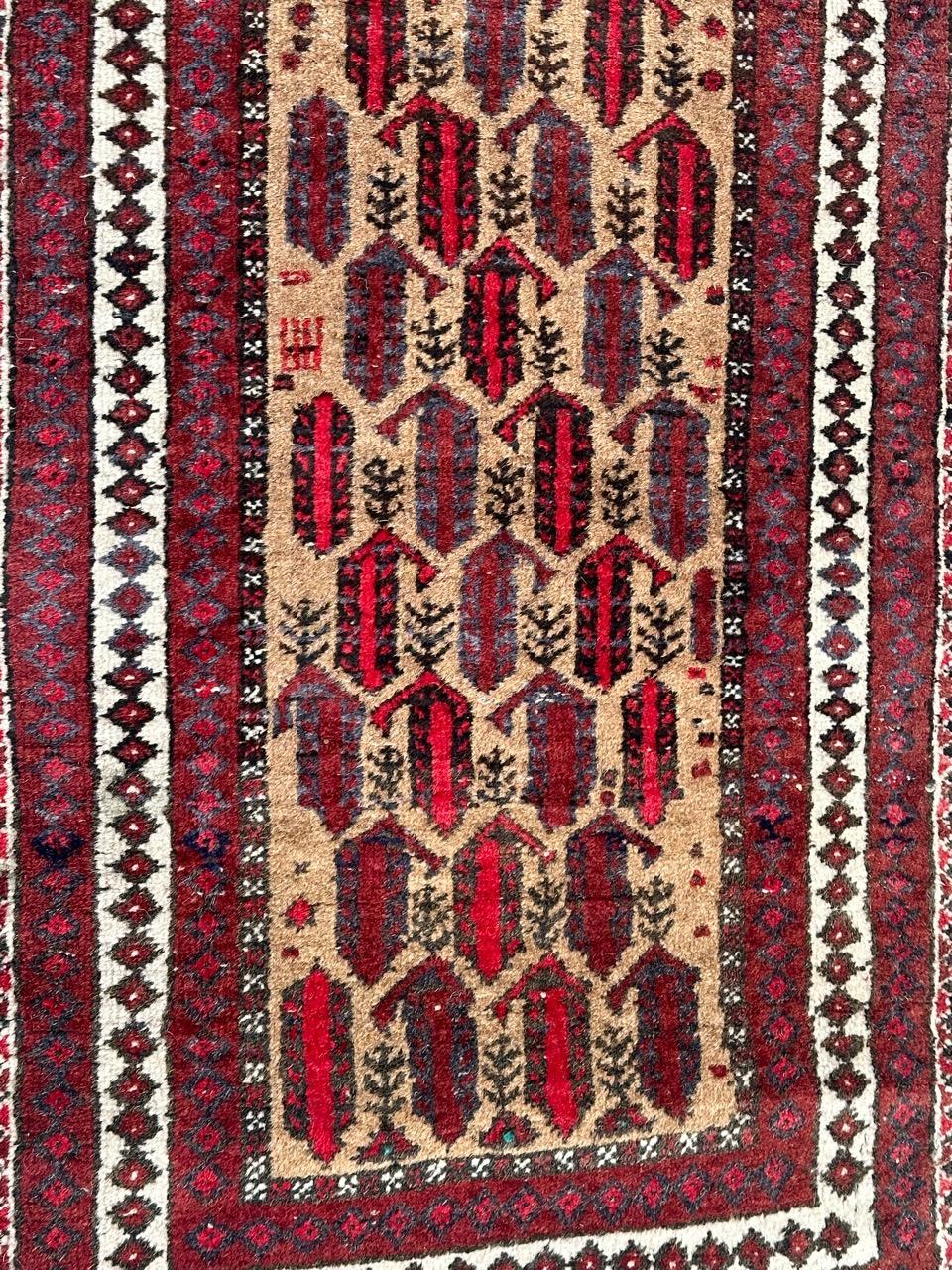 Hübscher turkmenischer Belutsch-Teppich aus der Mitte des Jahrhunderts mit stilisierten Mustern und schönen Farben mit gelbem Feld, rot, braun, lila, weiß und schwarz, komplett handgeknüpft mit Wolle auf Baumwollgrund.

✨✨✨
