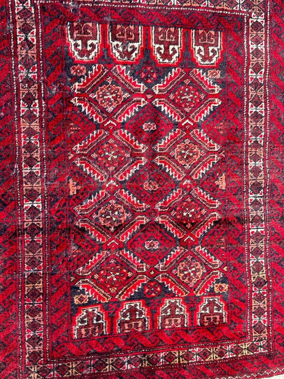 Joli tapis turkmène Baluch du milieu du siècle avec des motifs stylisés et de belles couleurs avec du rouge, du violet, de l'orange, du marron, du blanc et du noir, entièrement noué à la main avec de la laine sur une base de coton.
Quelques usures