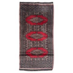 Petit tapis pakistanais vintage au design turkmène 