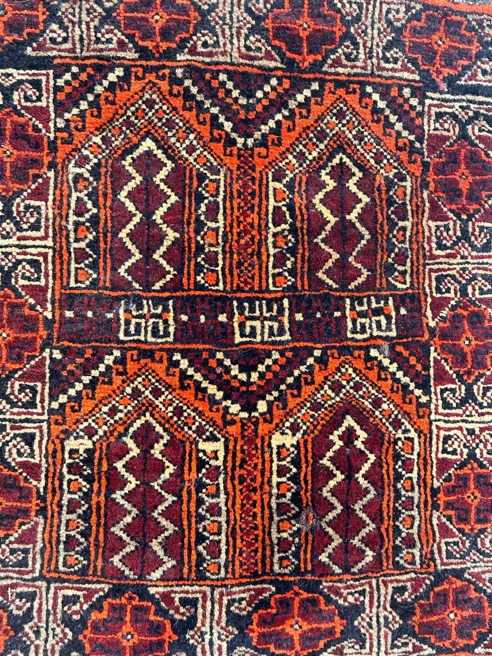 Joli petit tapis turkmène Baluch vintage avec un beau design tribal et de belles couleurs, entièrement noué à la main avec de la laine sur une base de laine. 
Petites usures 
✨✨✨
