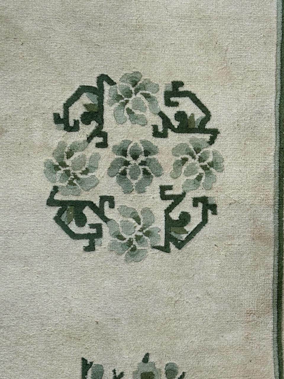 Joli tapis chinois vintage avec un joli design dans le style chinois et art déco et de belles couleurs avec un champ vert et blanc, entièrement noué à la main avec de la laine sur une base en coton. 

✨✨✨
