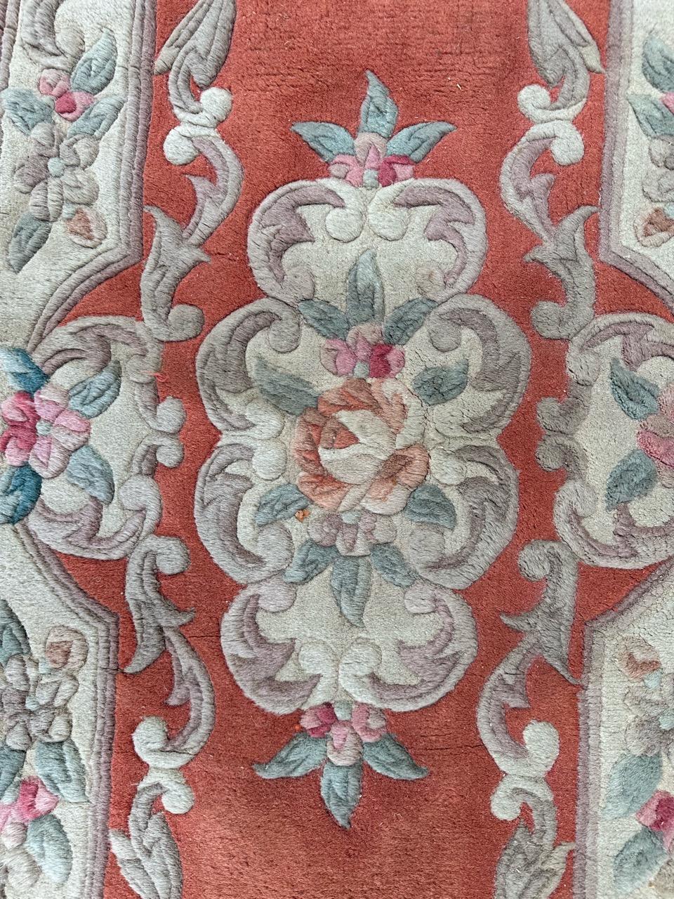 Schöner chinesischer Teppich aus der Mitte des Jahrhunderts mit schönem einfachem und floralem Muster mit einer schönen orangefarbenen Feldfarbe, vollständig handgeknüpft mit Wolle auf Baumwollbasis.

✨✨✨
