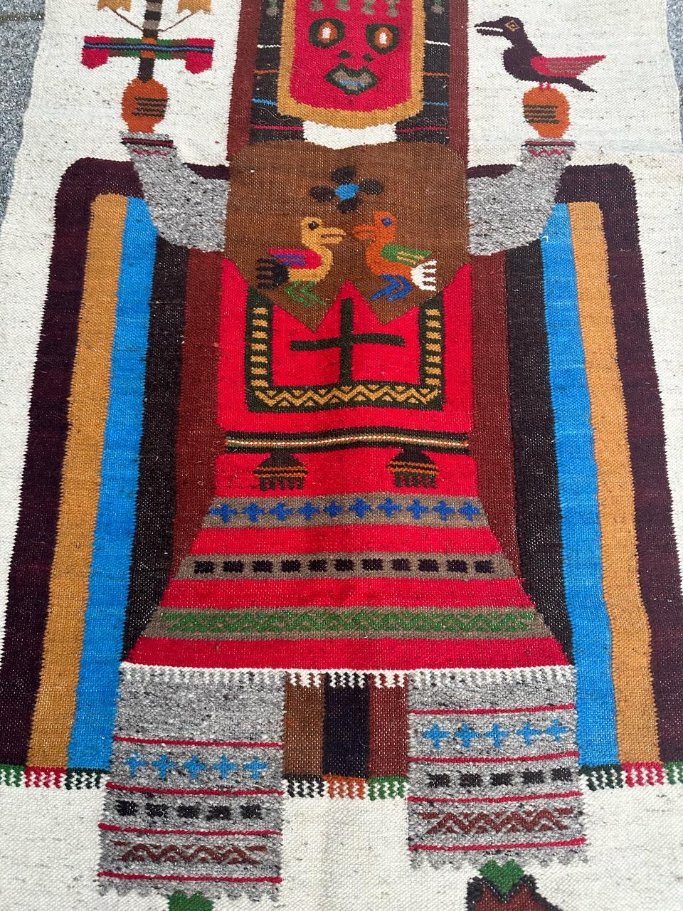Jolie tapisserie sud-américaine du milieu du siècle, avec un beau design et de belles couleurs. 
Découvrez le charme de cette tapisserie équatorienne vintage tissée à la main, qui présente un motif tribal captivant - 