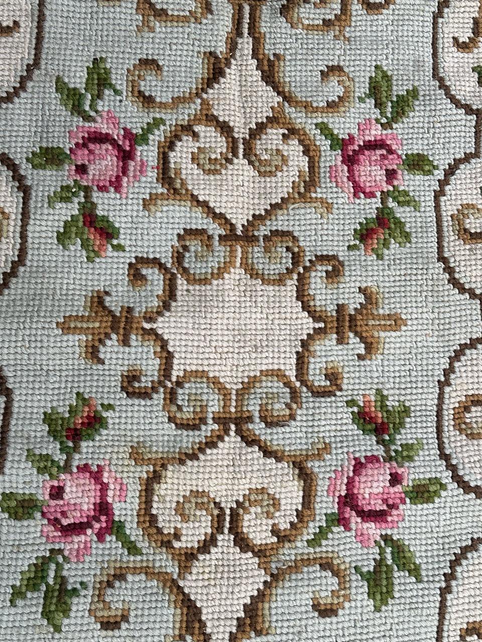 Bonita alfombra francesa de estilo Aubusson de mediados de siglo con bonito diseño floral y hermosos colores azul claro y blanco, rosa, naranja y verde, bordada totalmente a mano por el método de punto de aguja con lana sobre base de algodón