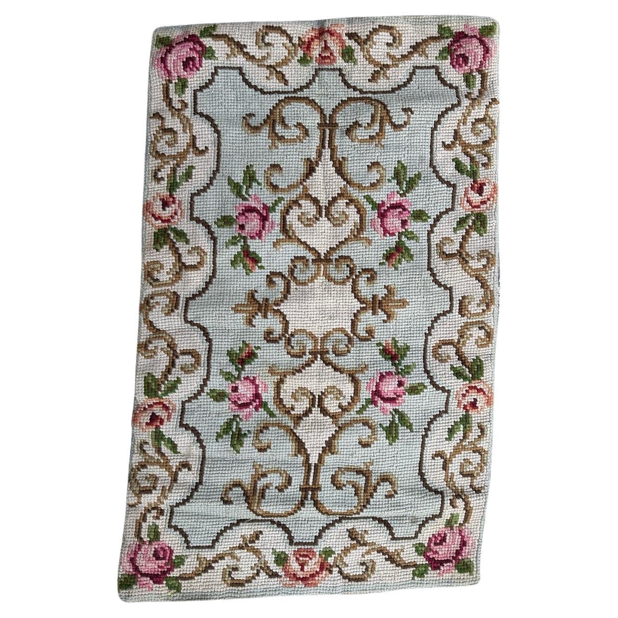 Bonita alfombra francesa vintage de punto de aguja de Bobyrug en venta