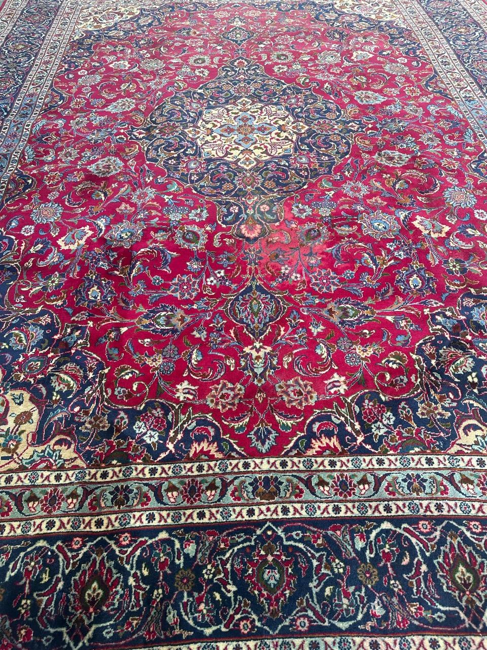 Très beau tapis de Kashan du milieu du siècle dernier avec de jolis motifs floraux avec des palmettes et des arabesques, et de belles couleurs avec un rouge rose sur le champ et un bleu marine sur les bordures, avec du rouge, du bleu ciel, du vert