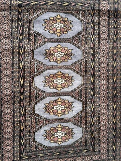 Bonita alfombra pakistaní vintage de Bobyrug