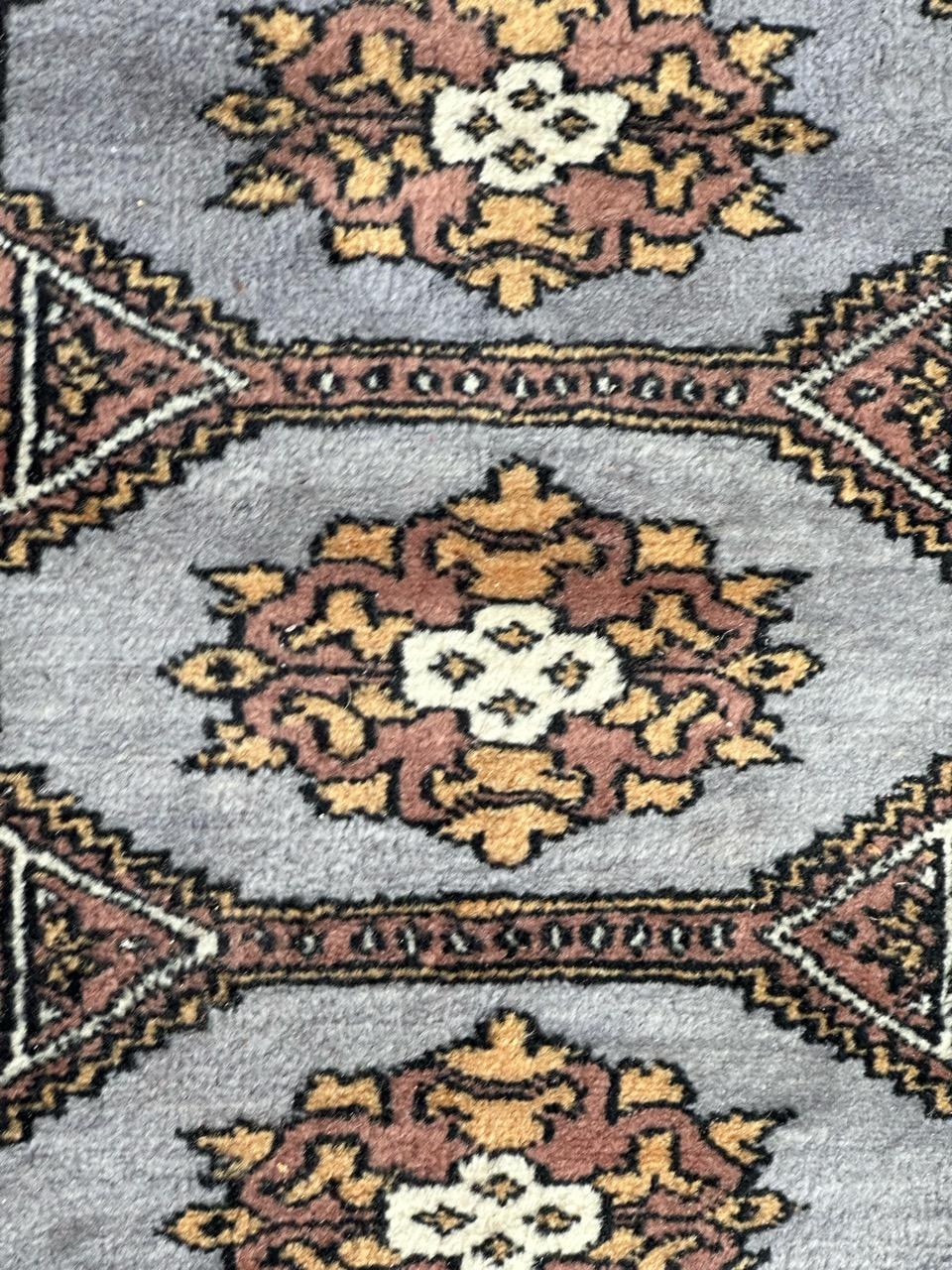 Late 20th Century Bobyrug’s nice vintage Pakistani rug  For Sale