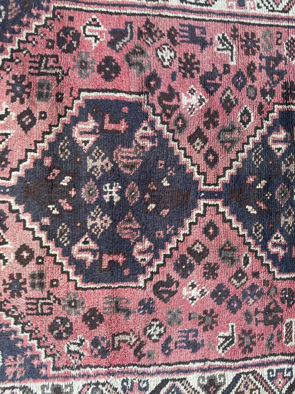 Annodato a mano Il bel tappeto Shiraz vintage di Bobyrug in vendita