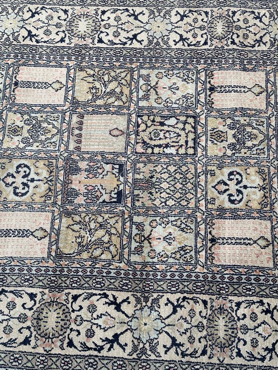 Schöner Vintage-Seiden-Kaschmir-Teppich mit schönem stilisiertem Blumenmuster und schönen hellen Farben gelb, rosa, schwarz, weiß und blau, komplett handgeknüpft mit Seide auf Baumwollbasis 

✨✨✨
