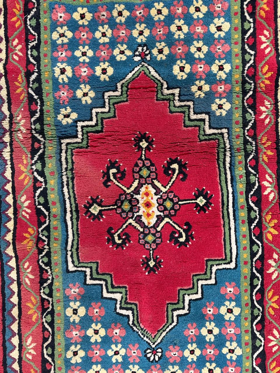 Hübscher Stammesteppich aus Tunesien aus der Mitte des Jahrhunderts mit schönem geometrischen Muster und schönen Farben mit rotem Médaillon und blauem Feld und mit 
Grün, rosa und weiß im Design. Vollständig handgeknüpft mit Wolle auf Baumwollbasis
