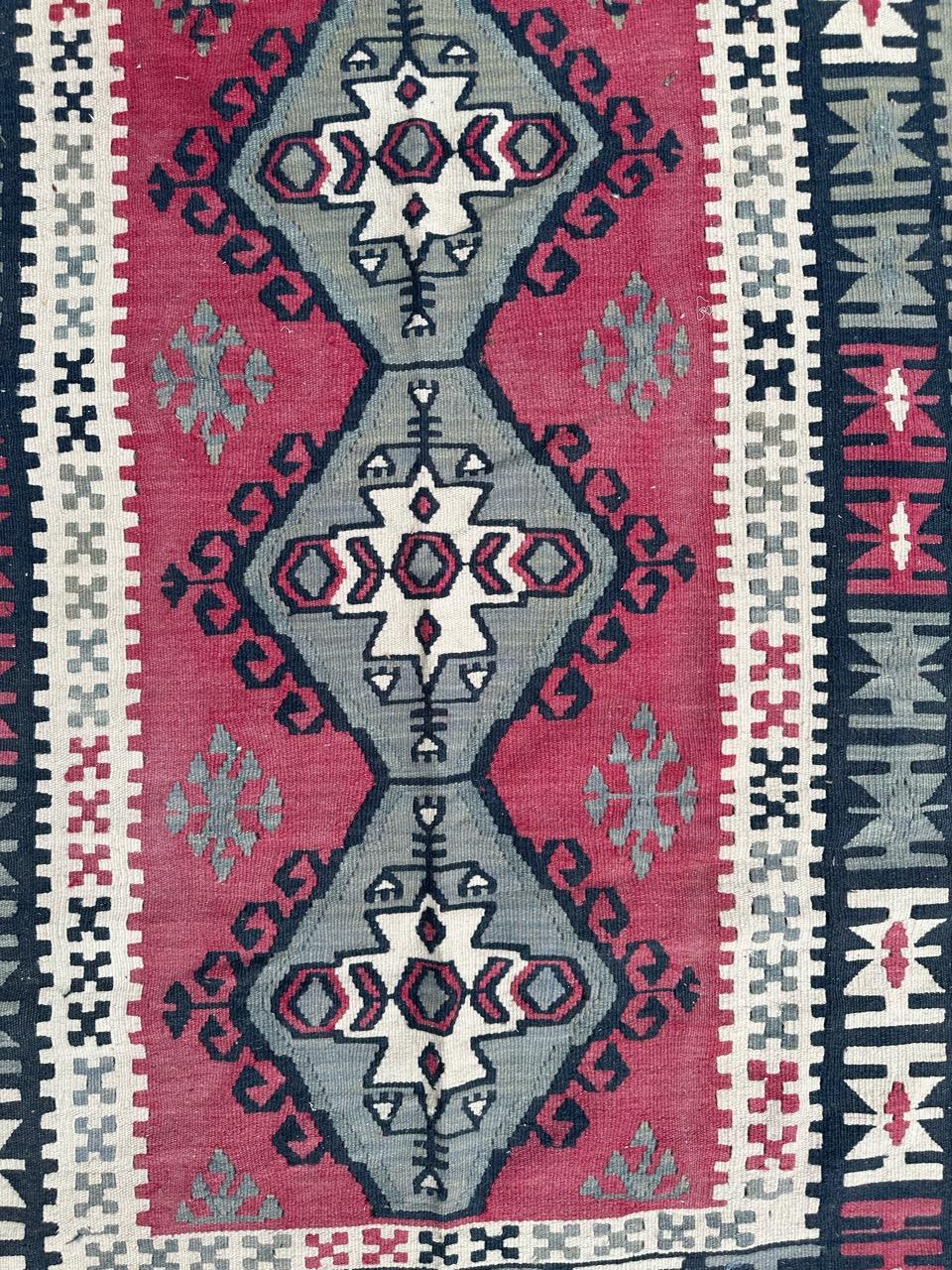 Nice mid century Turkish Anatolian Kilim with beautiful tribal and geometrical design and nice colours with a purple field color and a grey and black médaillons and in the borders, entirely handwoven with wool. 

✨✨✨
