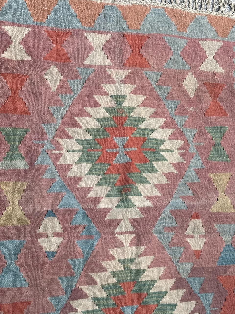 Joli Kilim vintage turc d'Anatolie avec un beau design tribal et géométrique et de belles couleurs avec un champ violet, vert, orange, jaune, bleu et blanc , entièrement tissé à la main avec de la laine. 

✨✨✨
