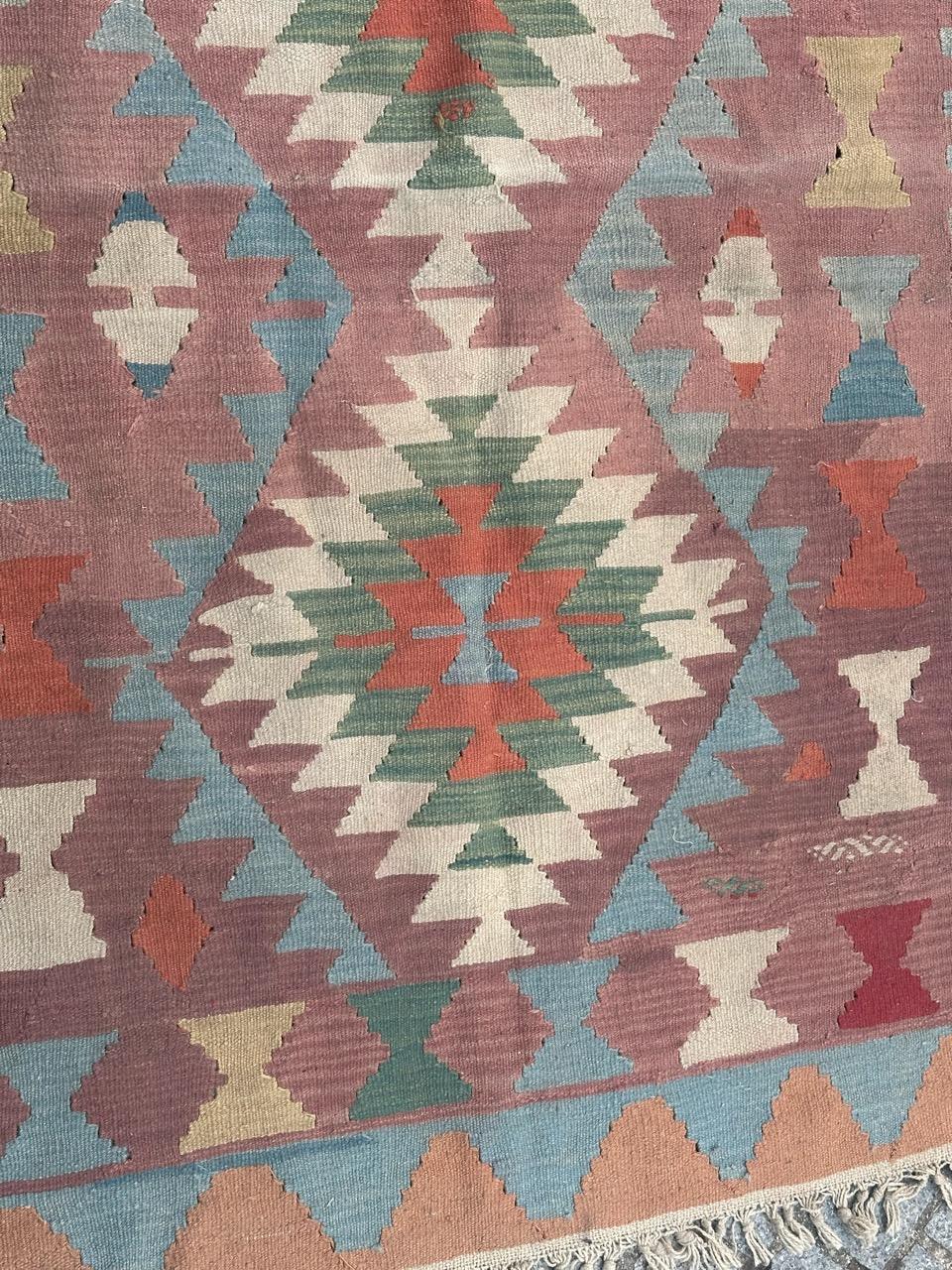 Tribal Joli kilim turc d'Anatolie vintage en vente