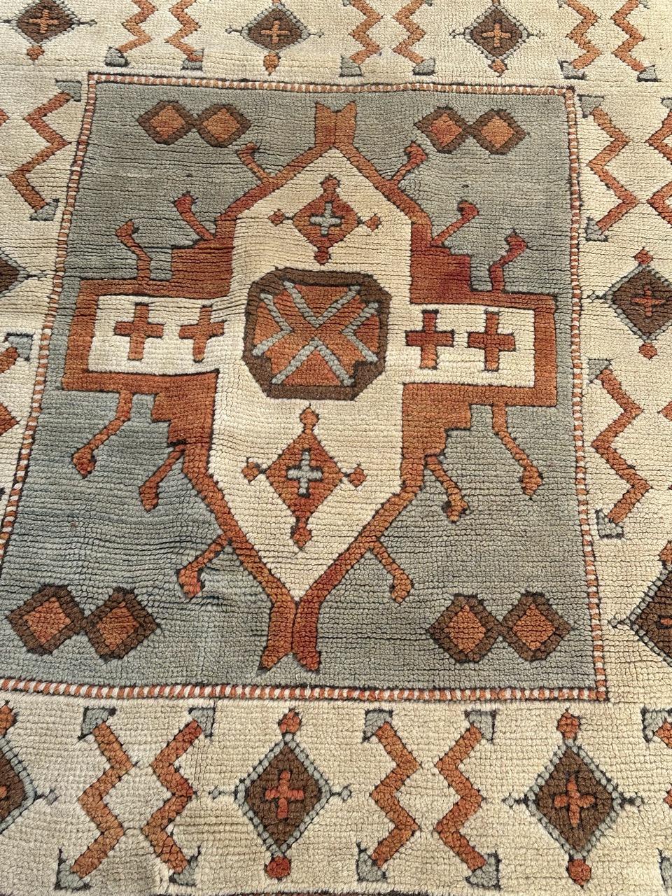 Pretty mid century Turkish Anatolian rug with nice geometrical and tribal design and nice colours with a light blue field and white and grey borders with orange in design. Entirely hand knotted with wool on wool foundation.

✨✨✨
