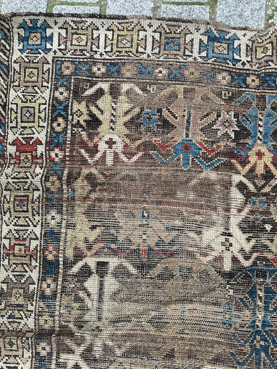 Bobyrug’s pretty antique distressed Caucasian shirvan rug In Distressed Condition For Sale In Saint Ouen, FR