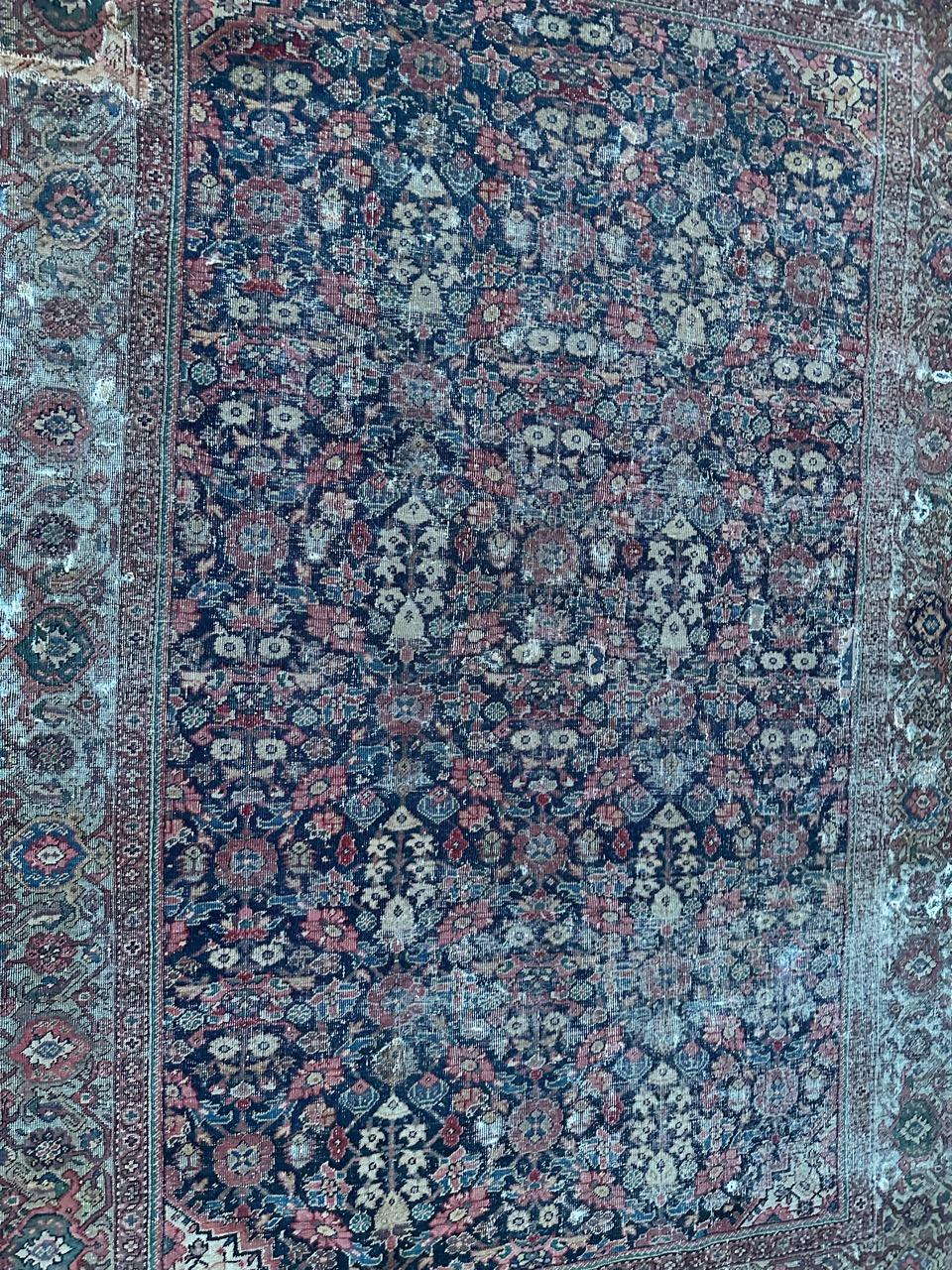 Bobyrug's hübscher antiker Farahan-Teppich (gealtert) im Angebot 5