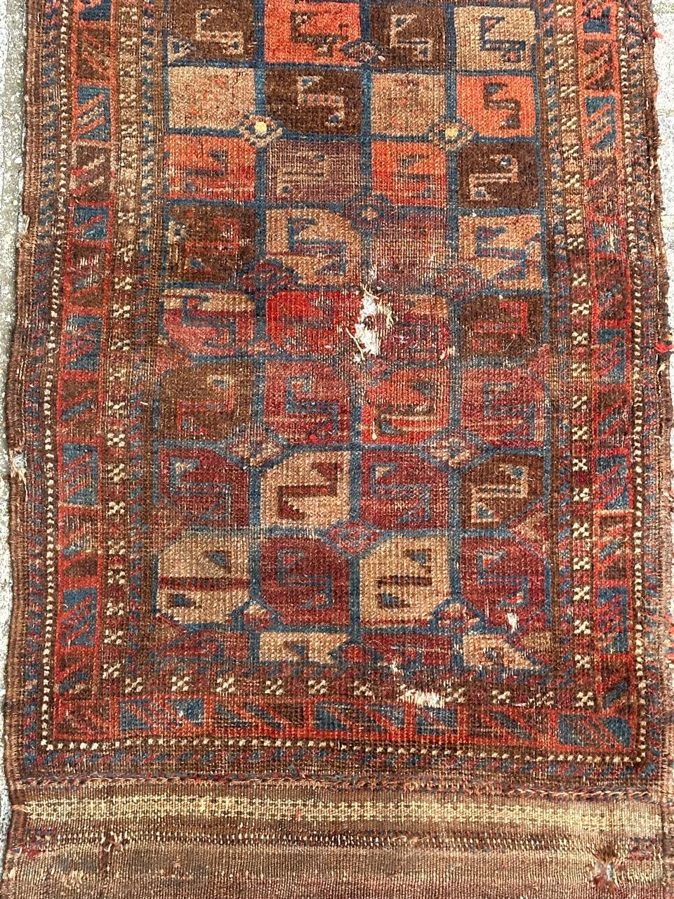 Joli tapis de sac turkmène de la fin du 19e siècle, avec de beaux motifs tribaux et géométriques, des symboles stylisés et de belles couleurs naturelles,  usures et dommages dus à l'âge et à l'utilisation, entièrement noué à la main dans la partie
