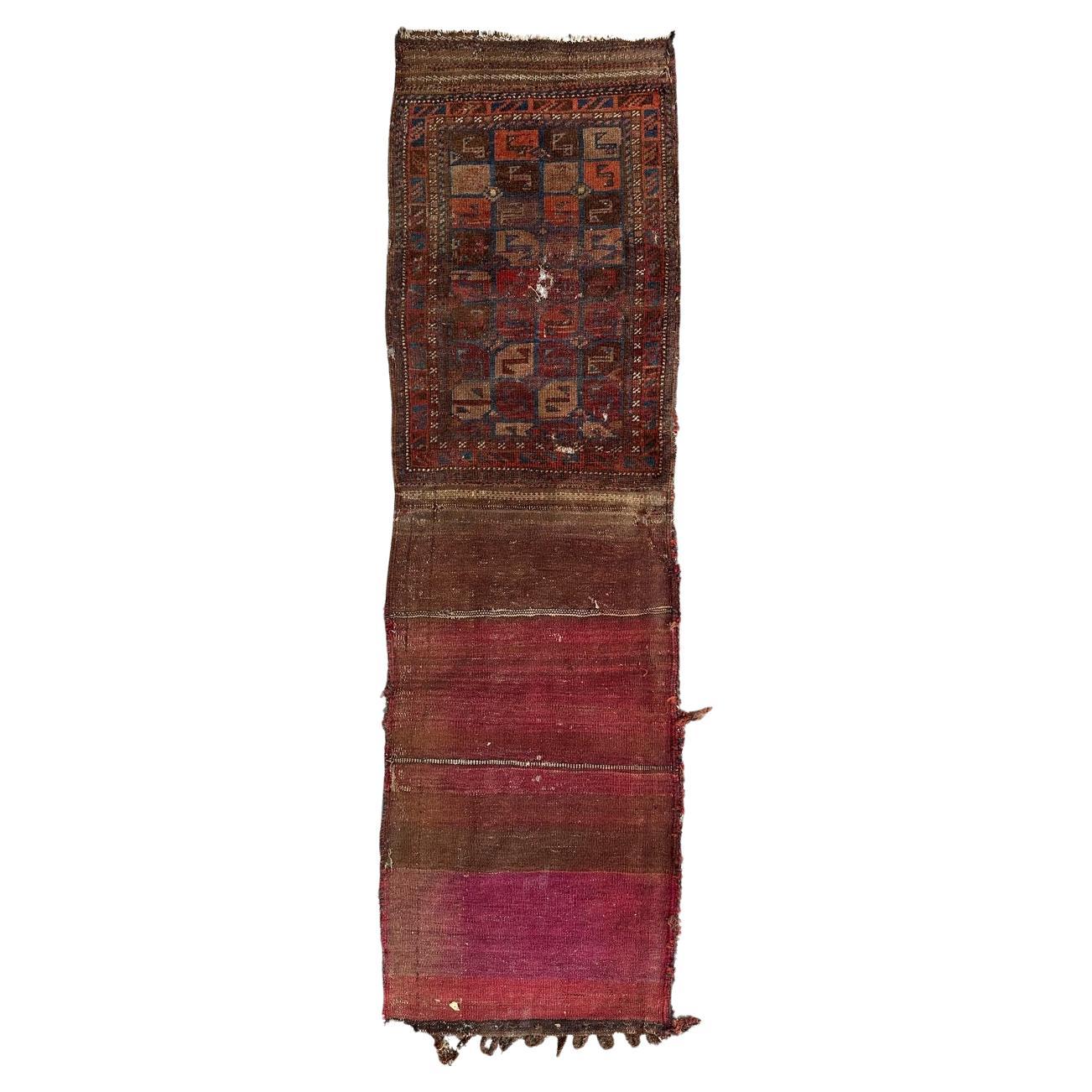 Joli tapis de sac tribal turkmène antique en détresse de Bobyrug  en vente