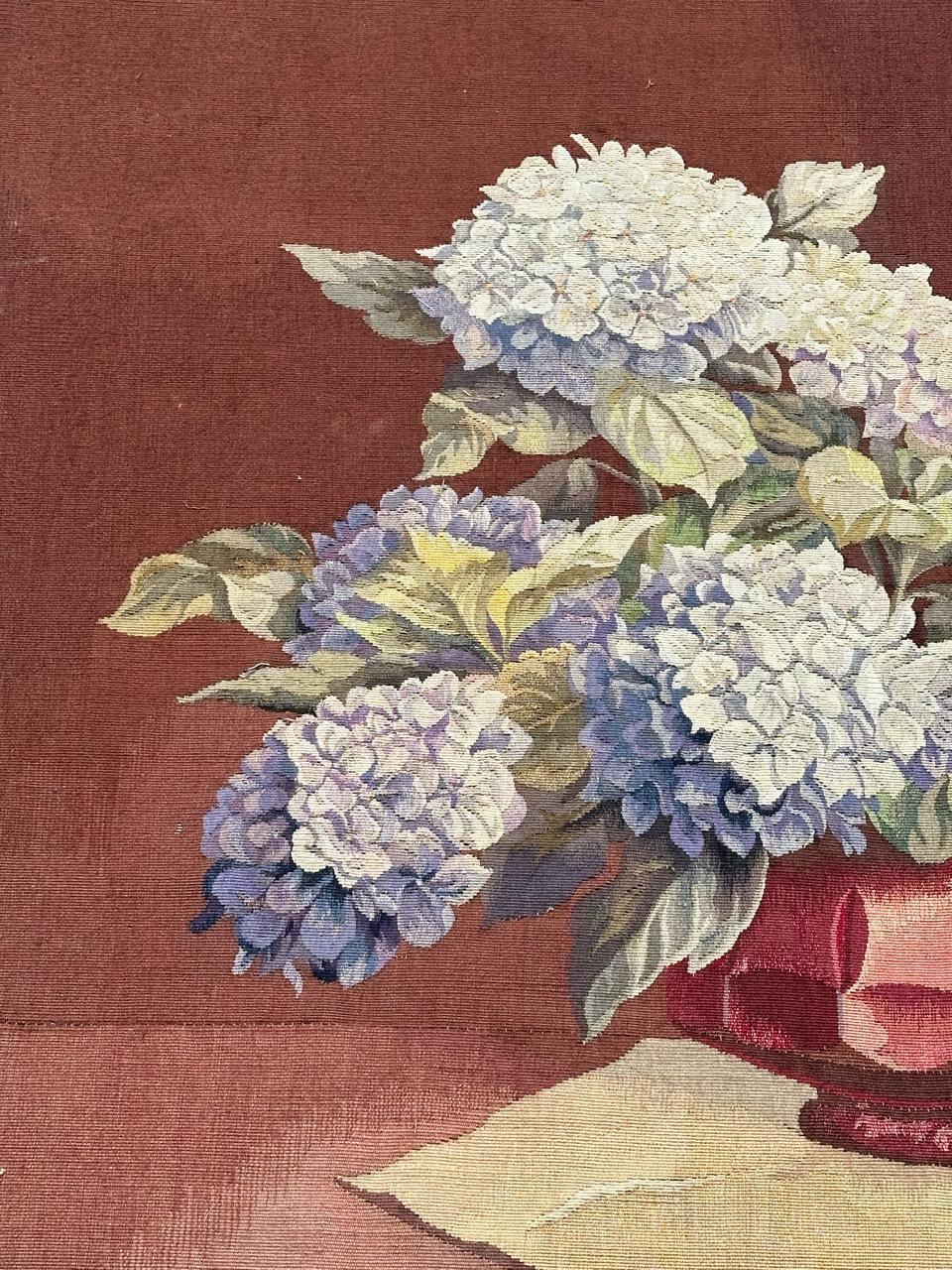 Bobyrug's Hübscher antiker feiner französischer Aubusson-Wandteppich, Blumentopf (Französisch) im Angebot