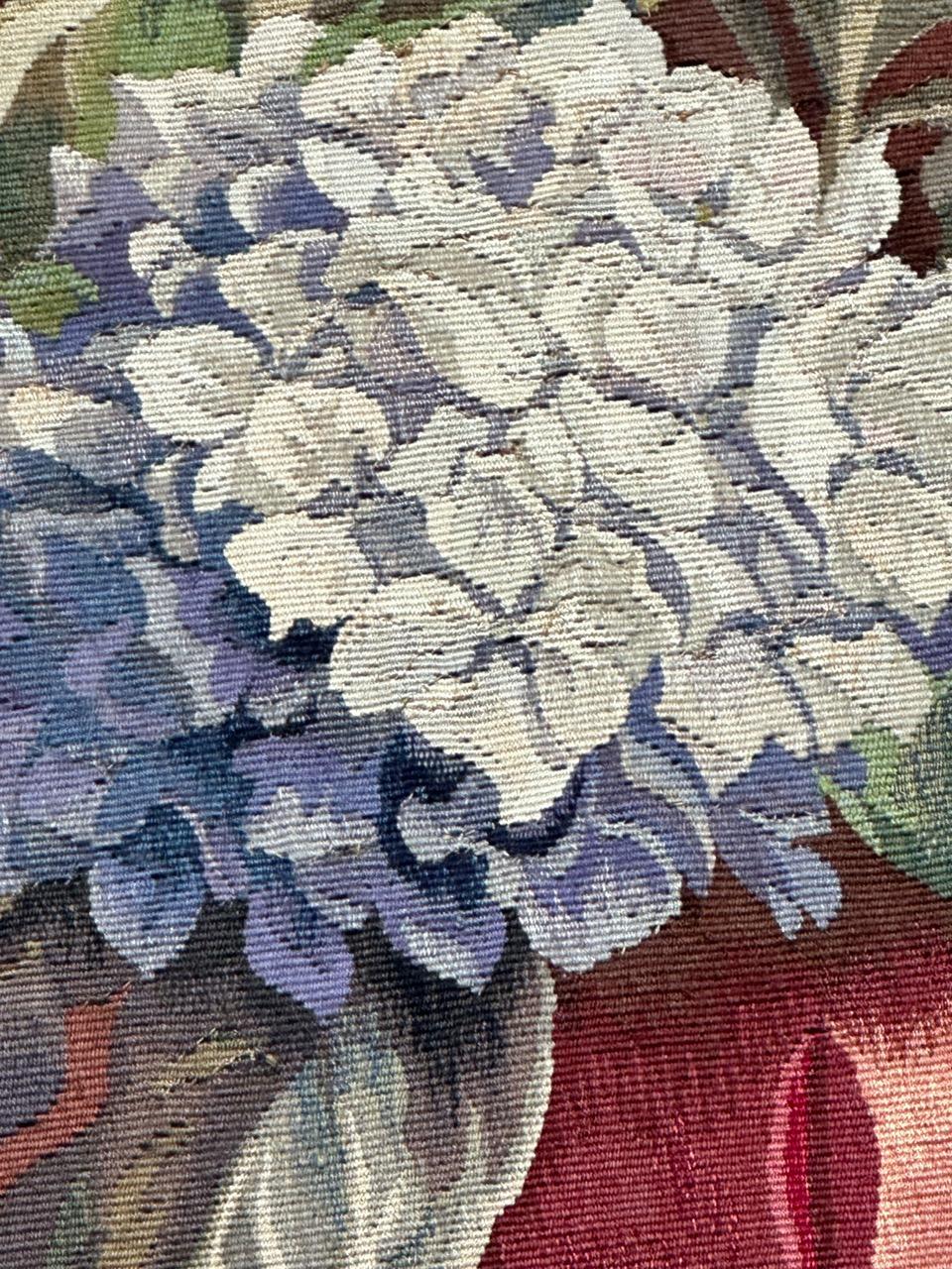 Bobyrug's Hübscher antiker feiner französischer Aubusson-Wandteppich, Blumentopf (20. Jahrhundert) im Angebot