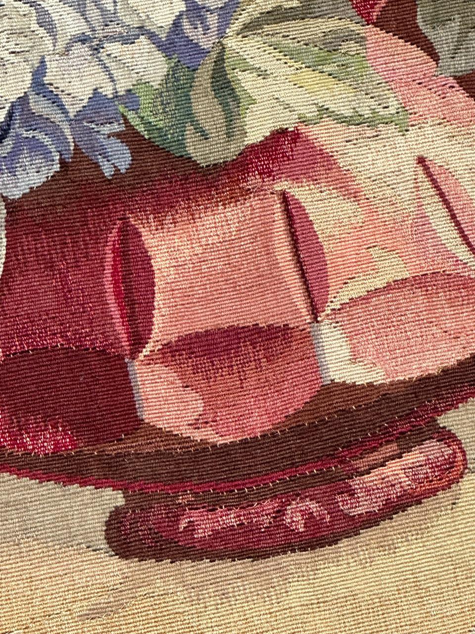 Bobyrug's Hübscher antiker feiner französischer Aubusson-Wandteppich, Blumentopf im Angebot 1