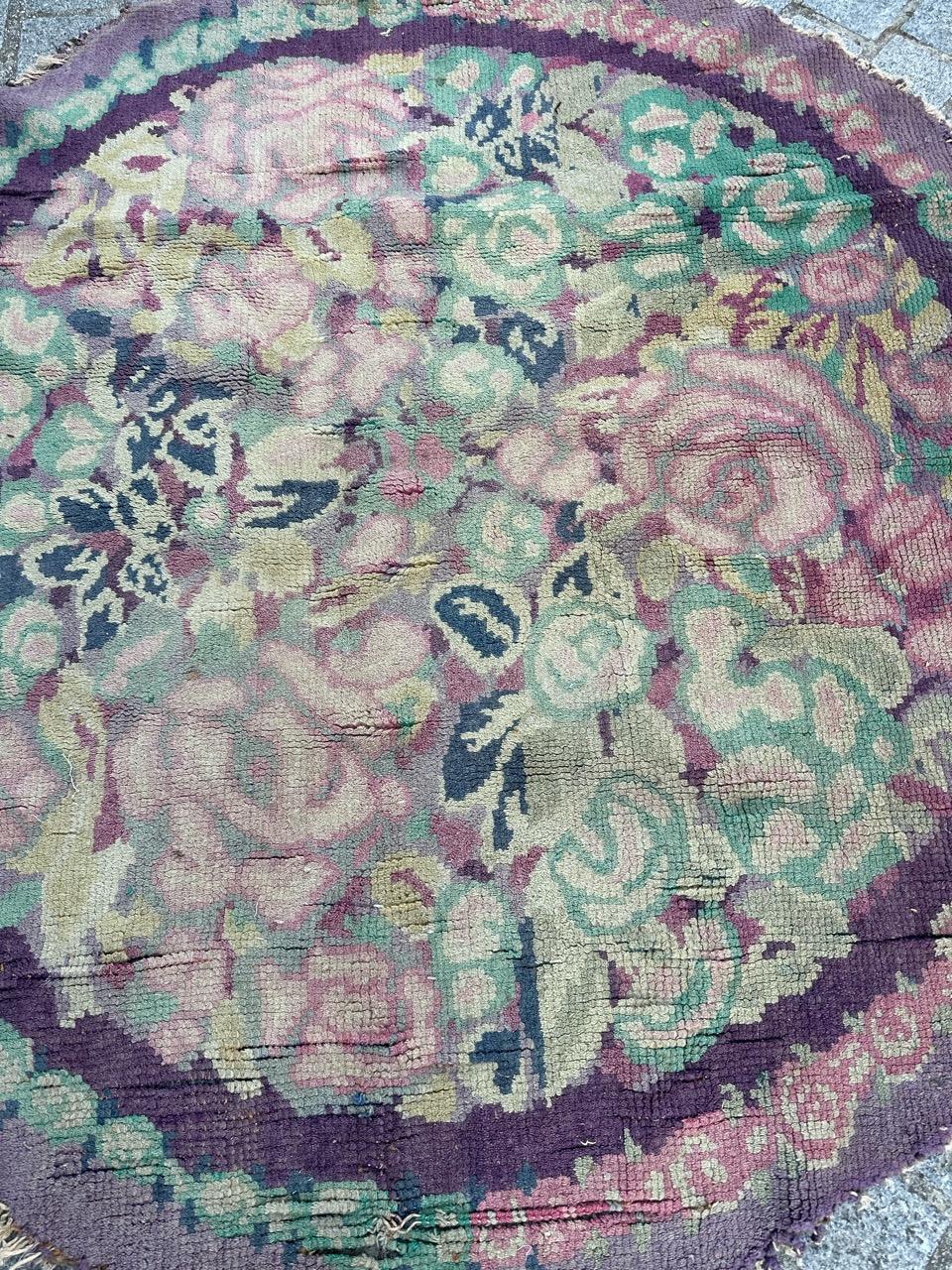 Sehr schöner antiker französischer runder Teppich aus dem frühen 20. Jahrhundert, mit einem schönen floralen Jugendstil-Muster von einem Künstler der Zeit, komplett handgeknüpft mit Wolle auf Jutefundament 