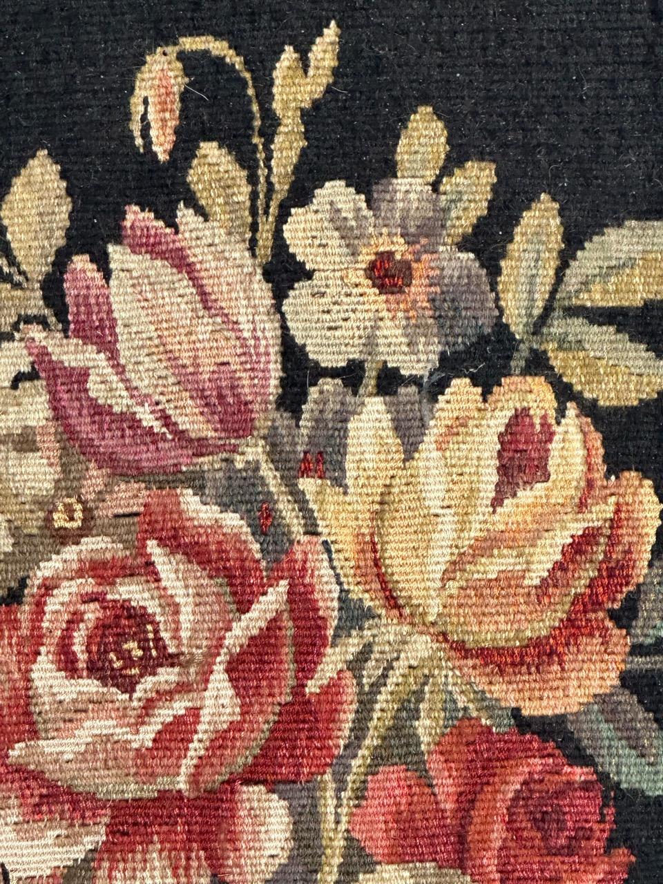 Très jolie tapisserie d'Aubusson du milieu du siècle dernier avec un beau dessin d'un pot de fleurs avec de jolies couleurs sur un fond noir.
Entièrement tissé à la main avec de la laine et de la soie sur une base de coton.

✨✨✨
