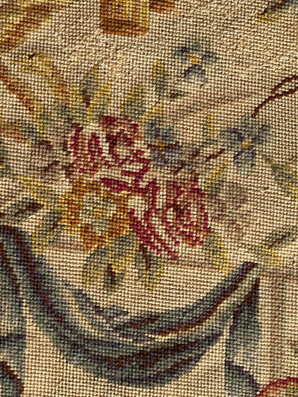 Exquise tapisserie à l'aiguille française de la fin du 19e siècle, provenant à l'origine d'une housse de chaise, mais pouvant également être utilisée pour des coussins ou des cadres. Ornée d'un captivant motif floral de l'époque Napoléon III, cette